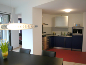 blauwe keuken, rode vloer