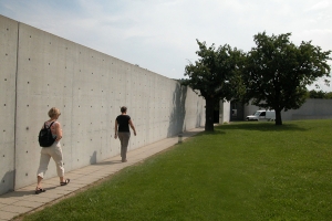 muur en pad naar conferentiepaviljoen Vitra Weil am Rhein