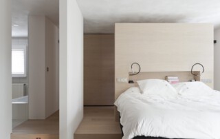 slaapkamer met kastenwand achter het hoofdeinde van het bed