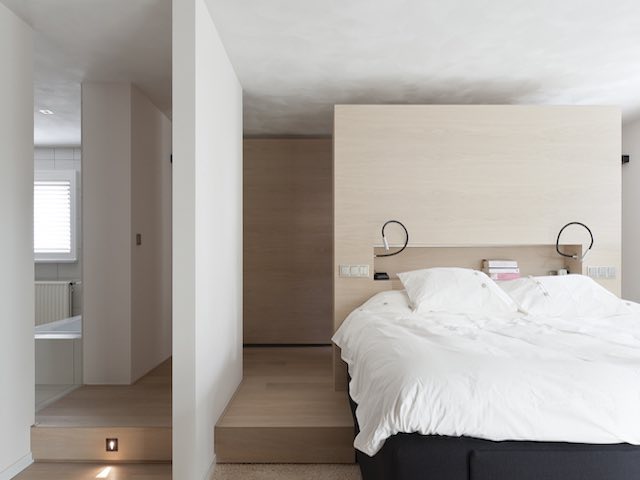 slaapkamer met kastenwand achter het hoofdeinde van het bed
