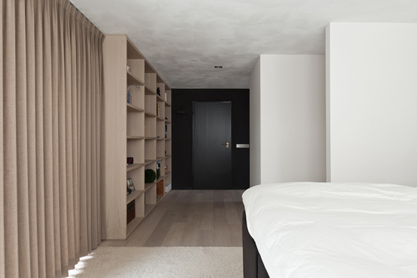 Vaardigheid Post impressionisme Nevelig slaapkamer met bed, gordijn+kast en bruine wand-2 - Doret Schulkes  interieurarchitecten bni