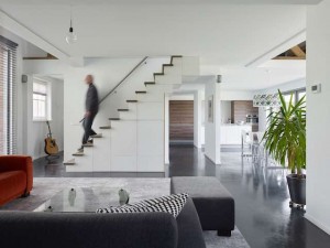 gitaar in het zicht van de bank om te helpen met het goede voornemen